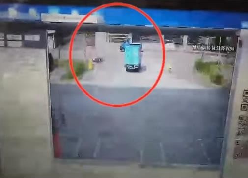 ▲▼機車在貨車前無故自摔,傷者「姪子」竟對貨車司機提告。(圖/翻攝自爆料公社)