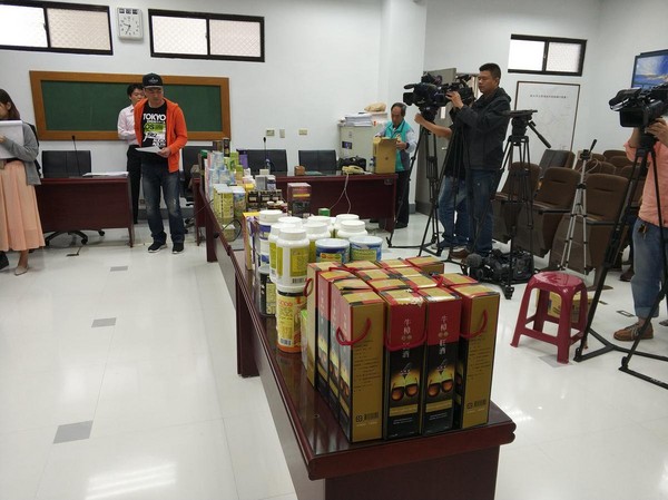 記者會現場擺放800多罐保健食品，令人怵目驚心。