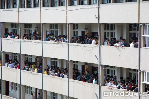 大學指考。考生,家長,陪考,成功高中,指考（圖／記者季相儒攝）