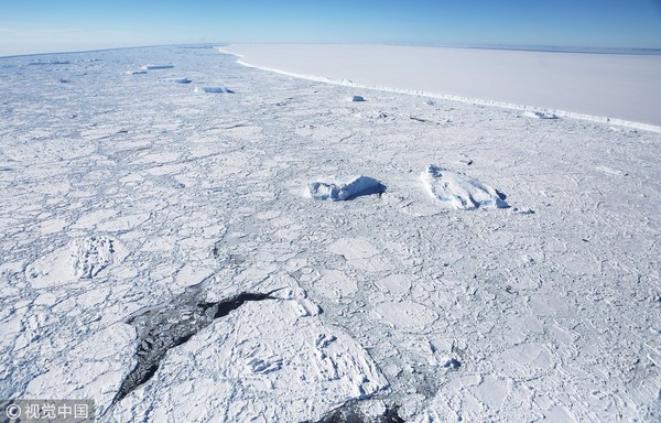 ▲南極拉森冰架崩解，分裂出超大型冰山A-68。（圖／CFP）