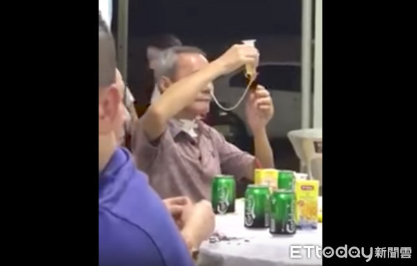 ▲氣切阿伯把酒倒入「鼻胃管」喝下肚 網友:有點狂!。(圖/網友梁化溱提供)