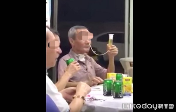 ▲氣切阿伯把酒倒入「鼻胃管」喝下肚 網友:有點狂!。(圖/網友梁化溱提供)