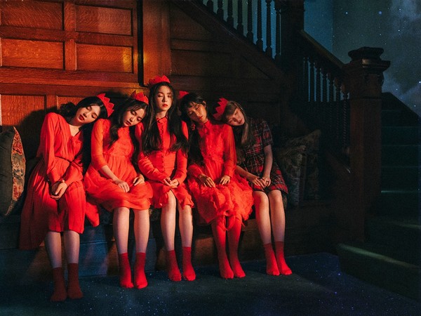▲歌詞／Red Velvet化身紅衣女孩《Peek-A-Boo》意義超級毛。（圖／翻攝自Red Velvet臉書）
