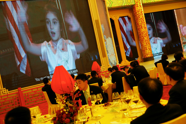 ▲ 川習會晚宴上播放來自川普外孫女阿拉貝拉演唱中文歌曲的影片。（圖／路透社）