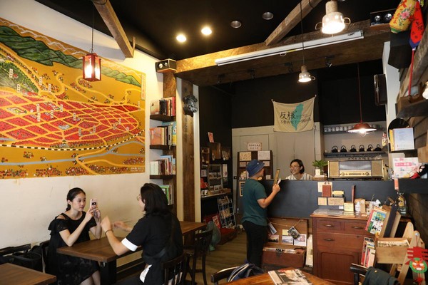 「旅。咖啡」店內空間不大，卻充滿關於旅行的各種元素。