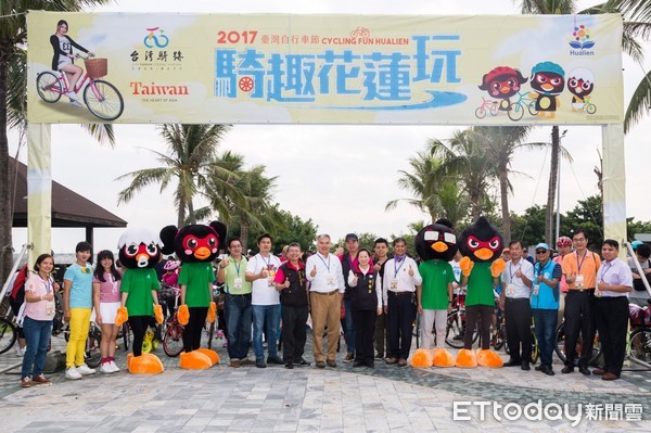 花蓮縣政府於太平洋公園北濱段舉辦「2017台灣自行車節-騎趣花蓮玩」活動，近3000名車友參加，現場許多家長帶著孩子，在太平洋公園享受親子單車一日遊。（圖／花蓮縣政府提供）