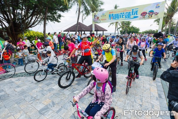 花蓮縣政府於太平洋公園北濱段舉辦「2017台灣自行車節-騎趣花蓮玩」活動，近3000名車友參加，現場許多家長帶著孩子，在太平洋公園享受親子單車一日遊。（圖／花蓮縣政府提供）