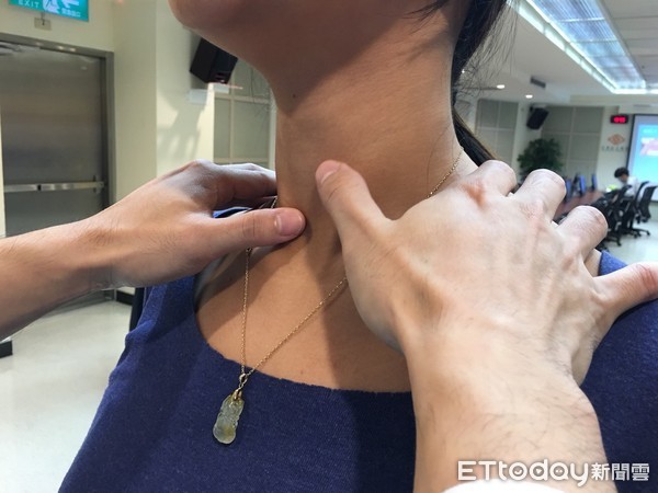 ▲頸部卡卡、走路吸不到氣 竟是甲狀腺長「拳頭大腫瘤」。(圖/記者嚴云岑攝)