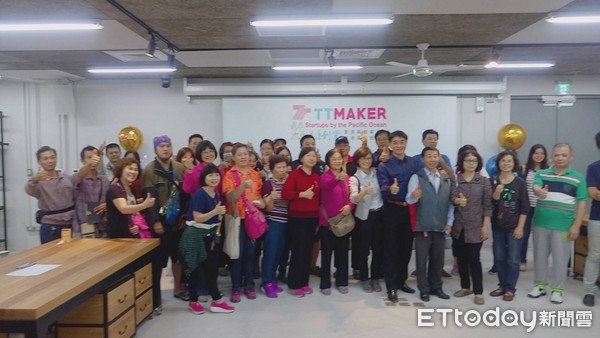 台東縣府在「TTMaker原創基地」，召開TT-Free會員交流分享會，分享近年來台東結合智慧科技的努力，並聽取TT-Free會員對台東智慧城市發展的建議。（圖／台東縣政府提供）