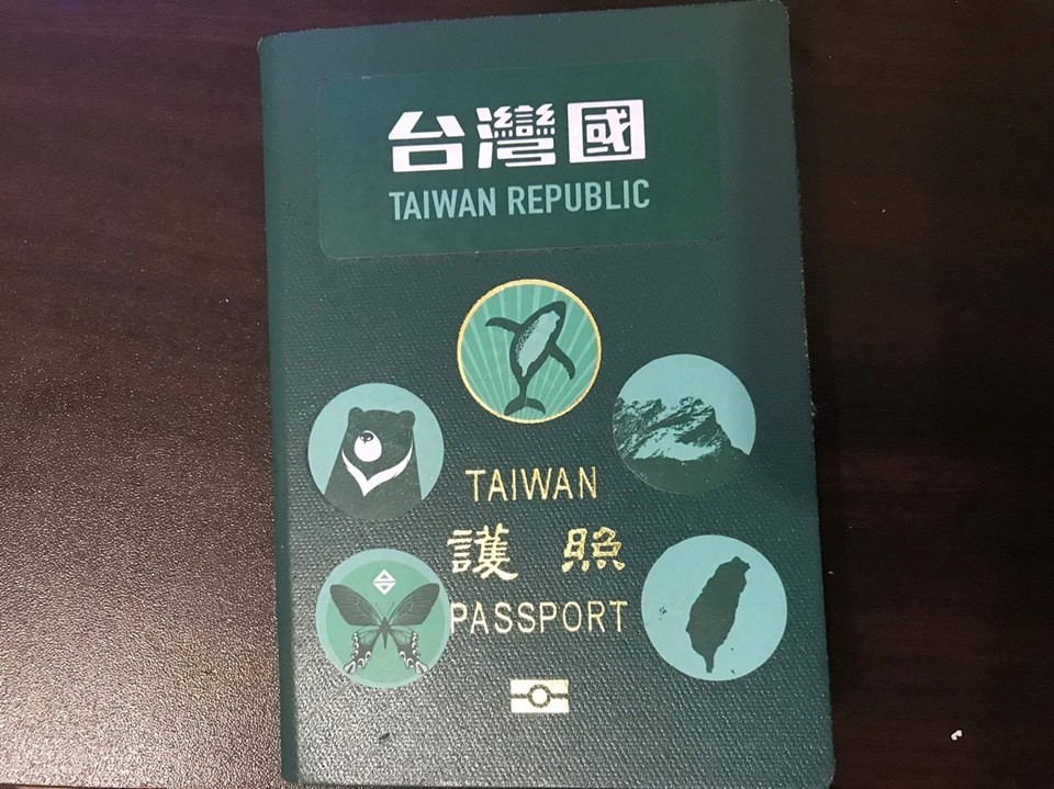 ▲▼台灣國,台灣國護照,貼紙。（圖／翻攝自「台灣國護照貼紙 Taiwan Passport Sticker」臉書）