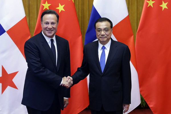 ▲中國國務院總理李克強（右）與巴拿馬總統瓦雷拉握手。（圖／圖／達志影像／美聯社）