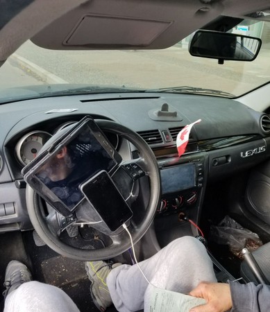 加拿大駕駛iPhone、平板綁方向盤，還帶耳機開車。（圖／翻攝自VPDTraffic‏推特）