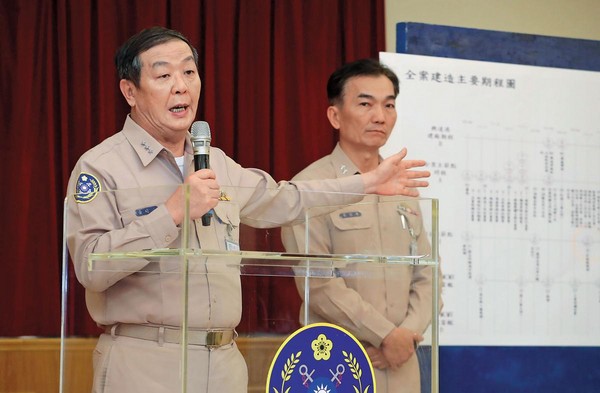 海軍司令黃曙光親上火線開記者會強調，付款決定是他批准，一切依法，沒有承受來自總統府或國防部的壓力。（中央社）