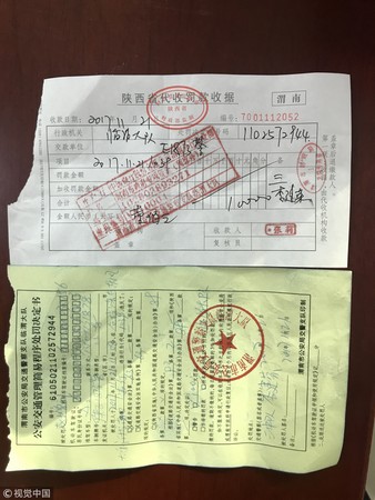 ▲▼2017年11月21日，一輛警車在陝西渭南街頭違法停車，有市民拍照並開具「違法通知單」，相關照片在渭南市民朋友圈引起熱議。（圖／CFP）