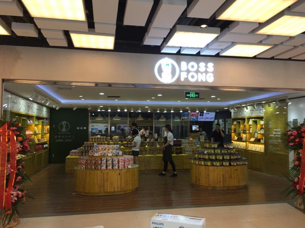「瘋老闆」今年開了2家實體店面，也增加台灣進口零食等產品。（瘋老闆提供）