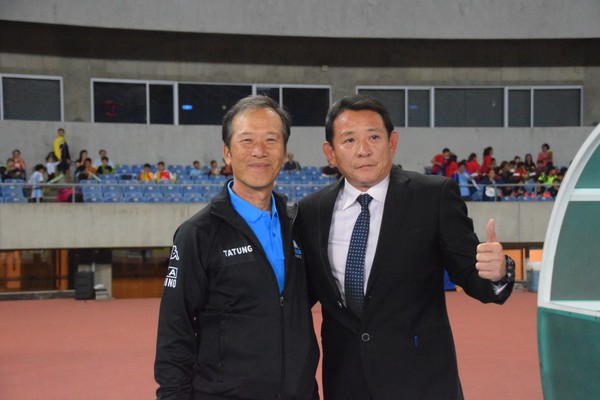 ▲台電男足總教練陳貴人(右)和大同總教練強木在。             （圖／中華足協提供）
