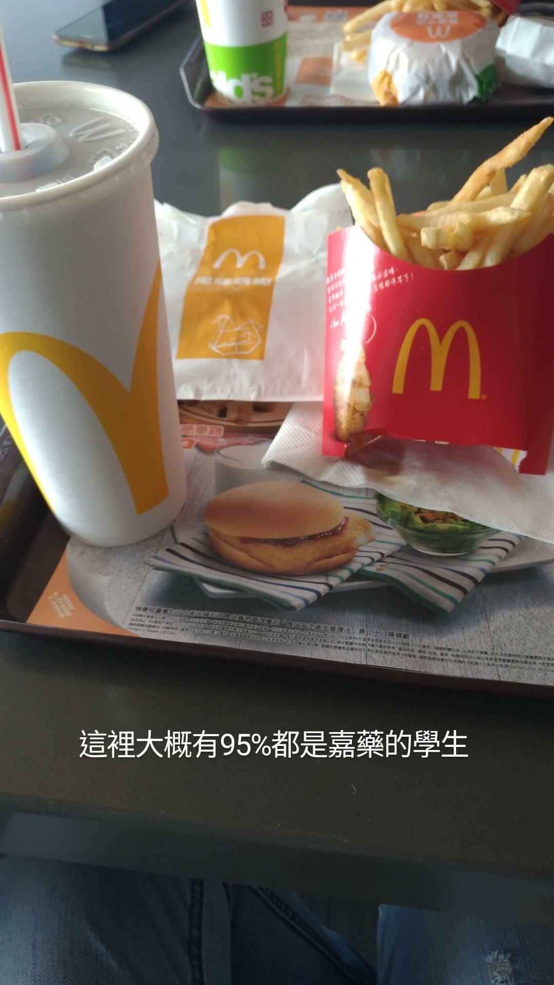 長榮女大生吃麥當勞拍照PO網　友驚「漢堡好小（圖／Dcard網友授權提供）