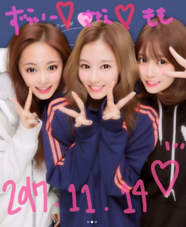 TWICE子瑜、SANA、MOMO拍大頭貼。（圖／翻攝自TWICE官方IG）