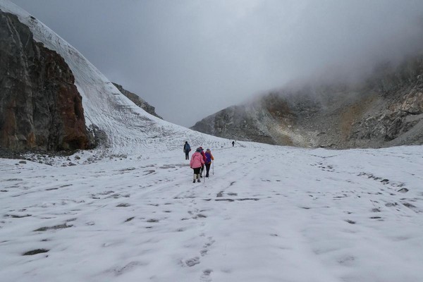 開始穿越冰川之路，已是一片霧氣。