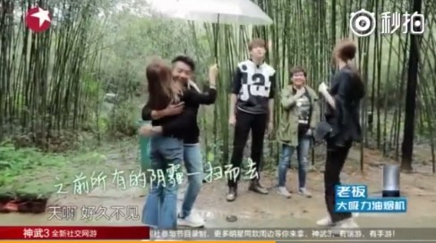 ▲▼鄭愷到拍攝現場探班程曉玥,兩人大大擁抱在一起。(圖/翻攝自微博)