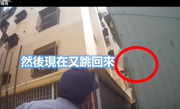 ▲▼   底下都鋼梁！男爬屋簷腳流血　警神邀他吃午餐解圍：雞排還是雞腿？（圖／翻攝自「高雄市政府警察局」，下同）