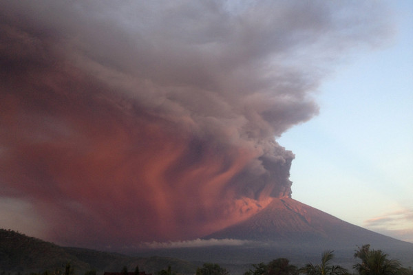 ▲▼阿貢火山再次爆發。（圖／路透社）