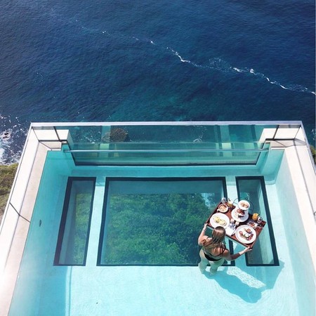 ▲峇厘島之巔旅館透明泳池。（圖／The edge bali粉絲頁）