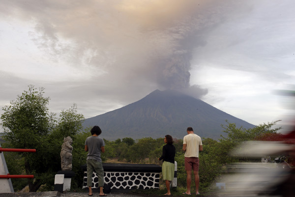▲▼印尼峇里島阿貢火山噴發             。（圖／達志影像／美聯社）