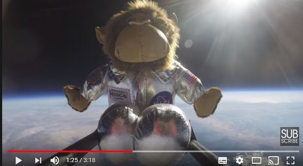 ▲▼太空氣球熊。（圖／翻攝自Youtube）