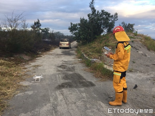 台東縣太麻里鄉三和地區海邊農地垃圾堆不明原因發生火警，延燒一旁約1.4公頃的保安林。（圖／台東林管處提供）