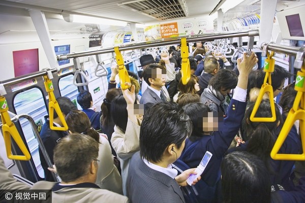 ▲▼▲東京地鐵在尖峰時段人潮最擁擠，也不時傳出有痴漢趁機伸出狼爪等事件發生。（示意圖／CFP）
