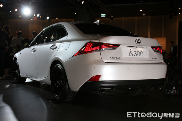 ▲台灣獨家169萬起！Lexus推IS 300限量特仕車＋中信聯名卡。（圖／記者張慶輝攝）