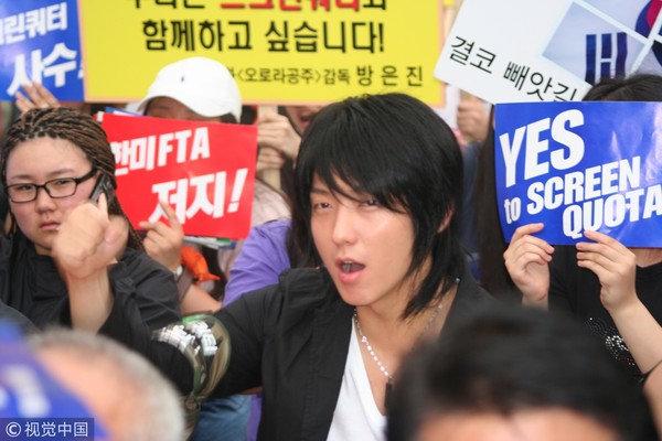 ▲2006年7月1日下午，韓國演藝界在首爾大學路舉行大集會，抗議政府大幅縮減國產片的“銀幕配額制度”，參與人數超過2000人，包含李準基等藝人。（圖／CFP）