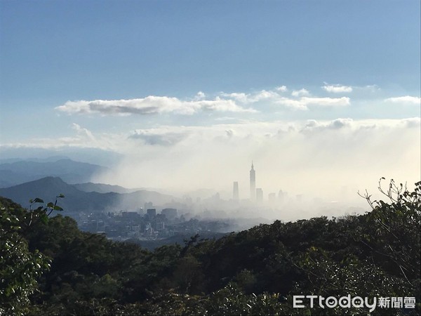 ▲▼入秋最強一波空污來襲，北台灣一片霧濛濛，台北101矗立雲霧之中。（圖／網友Alan Tsao授權提供，請勿隨意翻拍）