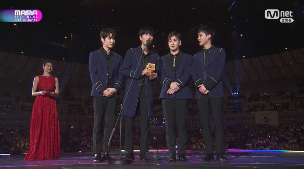 ▲MAMA日本場NUEST W奪得Discovery of the Year，與師弟SEVENTEEN抱成一團。（圖／翻攝自Mnet）