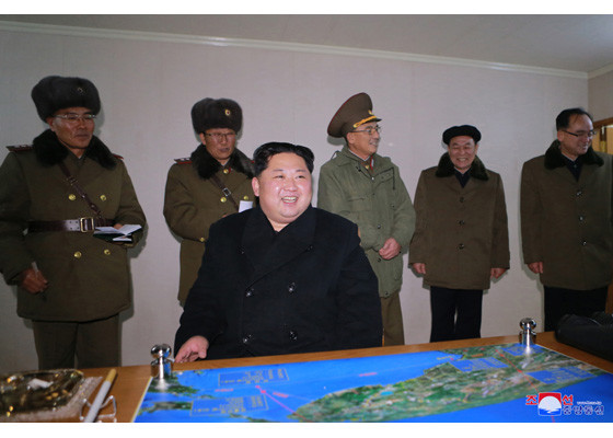 ▲▼北韓領導人金正恩親自指導「火星-15」型洲際彈道飛彈試射現場。（圖／翻攝自北韓《勞動新聞》）