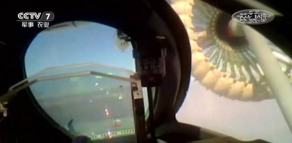 央視罕見公開殲-8進行空中加油時，與轟油-6對接屢次錯過油管套的失誤畫面。（圖／翻攝自大陸網站）