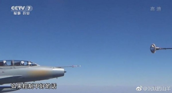 中國空軍練習空中加油，使用殲教-7的空速管模擬受油管進行空中教學。（圖／翻攝自大陸網站）