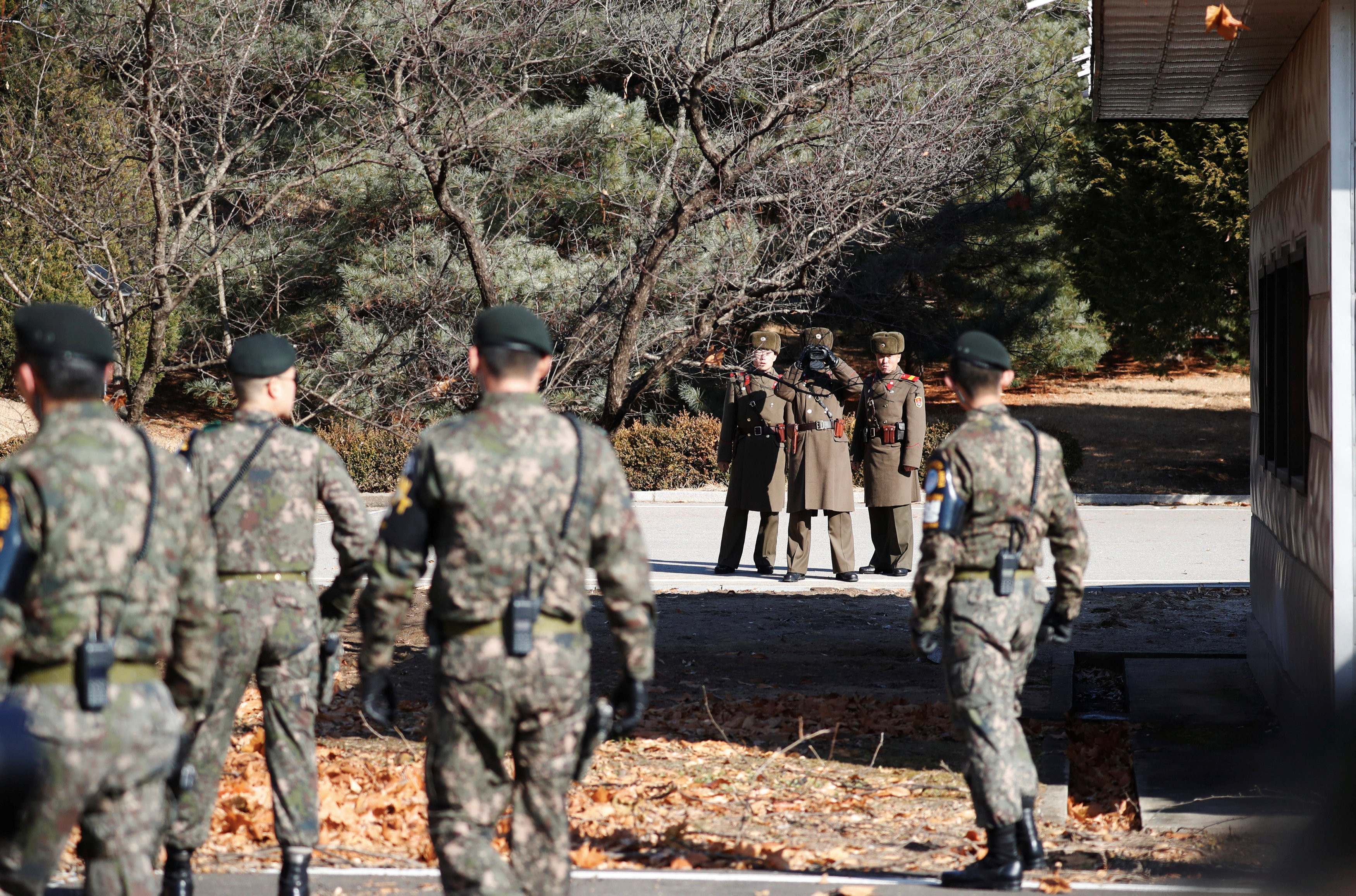 ▲▼南北韓軍人在板門店停戰區監視對方一舉一動。（圖／路透社）