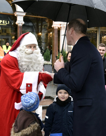 ▲▼英國威廉王子和芬蘭聖誕老人握手。（圖／路透社）