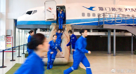 ▲▼廈航首批台灣籍空服員於11月25日正式上機飛行。（圖／翻攝自廈門航空微博）