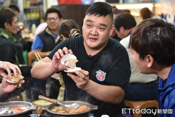 ▲▼林道遠、艾成介紹猛嘎海鮮燒物新菜。（圖／記者李毓康攝）