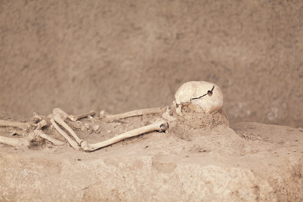 ▲ 墨西哥警方在亂葬崗發現多達240具人類骸骨。（圖／達志／示意圖）