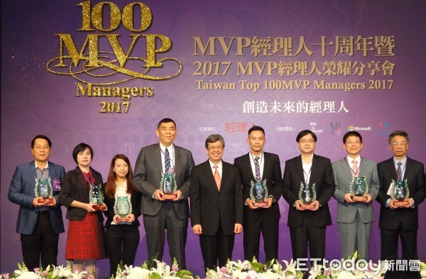 ▲▼年度百大MVP經理人選拔中,新北市消防局長黃德清獲獎。(圖/記者陳豐德翻攝)