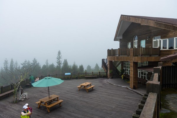 時常身處雲霧之中的「翠峰山屋」，獨立於群山間。