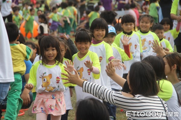 台東縣政府教育處舉辦106年度公私立幼兒園親子運動會，活動內容相當精采，吸引不少家長及幼童參與，共有75支隊伍報名，超過3,500名家長及幼童參加。（圖／台東縣政府提供）