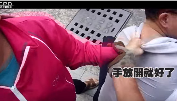 ▲▼ 兒違停遭拖吊母竟抓脖子咬人 扯破警制服狠嗆:給你巴蕊喔!(圖/翻攝自高雄市政府警察局,下同)