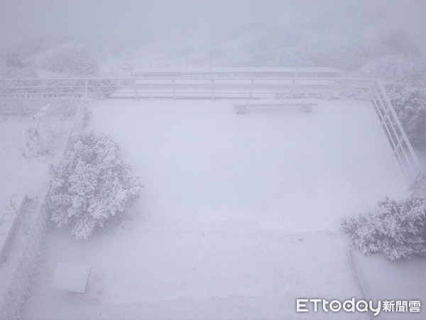 2017冬天 玉山下雪。（圖／中央氣象局提供）