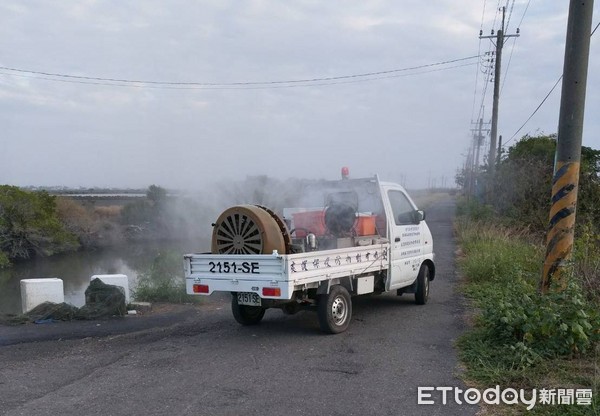 ▲台南市動保處為防範禽流感並維護民眾健康，立即派遣消毒車加強執行安南區周邊鳥禽場及道路消毒工作，並持續監控周邊禽場禽隻狀況。（圖／記者林悅翻攝）  