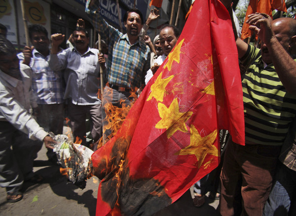 反華示威燒五星旗　中印邊界對峙升高。(圖／達志影像／美聯社) 